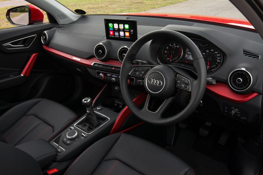 Торпедо Audi Q2 TFSI Sport 2016 года  (UK) (фото 10 из 21)